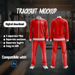 Op de afbeelding: Een rode trainingspak mockup met witte accenten, weergegeven in voor- en achteraanzicht. De jas en broek zijn rood met witte biezen. De tekst "TRACKSUIT MOCKUP" staat bovenaan. Extra tekst bevat "Digital download" en "Compatible with Ps".