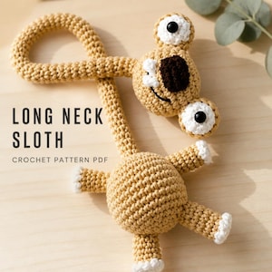 Pode incluir: Um brinquedo de bicho-preguiça de crochê bege com um pescoço longo e olhos grandes. A preguiça tem um corpo redondo e braços e pernas com detalhes brancos. O texto "LONG NECK SLOTH CROCHET PATTERN PDF" é exibido na imagem.