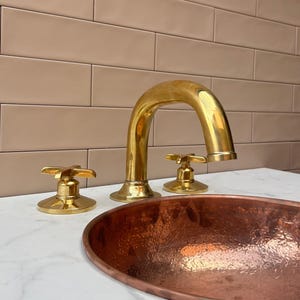 Grifo de baño de tres orificios de latón sin lacar: manijas de palanca vintage. Grifo de tocador.