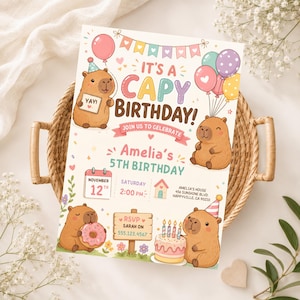 Op de afbeelding: Een rechthoekige verjaardagsuitnodiging met vier bruine capibara's, kleurrijke ballonnen en vlaggetjes. De tekst luidt IT'S A CAPY BIRTHDAY! JOIN US TO CELEBRATE, Amelia's 5TH BIRTHDAY, NOVEMBER 12TH, SATURDAY 2:00 PM en RSVP SARAH ON 555.123.4567.