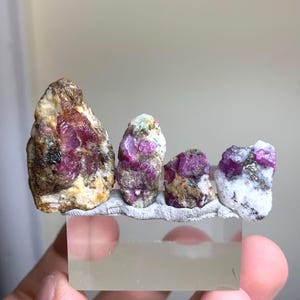 Cristales de rubí rosa sobre matriz, lote procedente de Afganistán - Pequeñas piedras de rubí en bruto