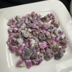 Lotto di cristalli grezzi di rubino rosa – Materiale per la creazione di gioielli - pietre rosa-violacee