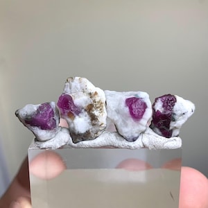Cristales de rubí rosa sobre matriz, lote procedente de Afganistán - Pequeñas piedras de rubí en bruto
