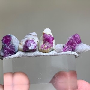 Cristales de rubí rosa sobre matriz, lote procedente de Afganistán - Pequeñas piedras de rubí en bruto