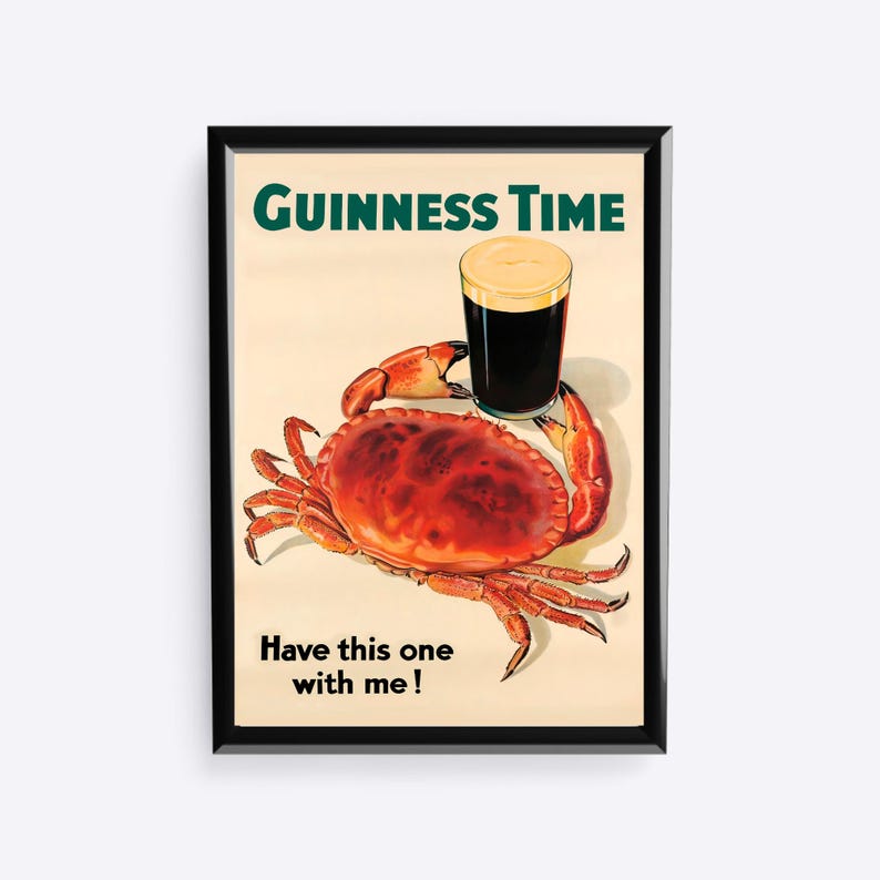 Puede incluir: P&oacute;ster vintage de Guinness Time con un cangrejo rojo y una pinta de cerveza negra. El texto "Guinness Time" y "Have this one with me!" est&aacute; incluido. El p&oacute;ster est&aacute; enmarcado en negro.