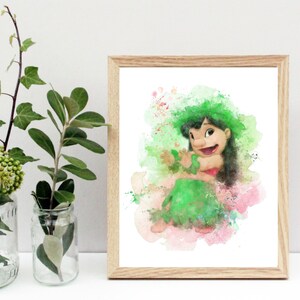 Peut inclure: Impression aquarelle d'un personnage de dessin anim&eacute; en jupe et lei verts, avec un fond aquarelle rose et vert. L'&oelig;uvre est encadr&eacute;e dans un cadre en bois clair et expos&eacute;e avec des bocaux en verre de verdure.
