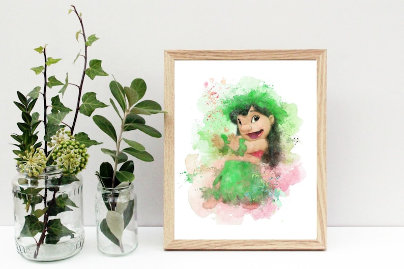 Peut inclure: Impression aquarelle d'un personnage de dessin anim&eacute; en jupe et lei verts, avec un fond aquarelle rose et vert. L'&oelig;uvre est encadr&eacute;e dans un cadre en bois clair et expos&eacute;e avec des bocaux en verre de verdure.