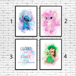 Peut inclure: Quatre impressions encadr&eacute;es &agrave; l'aquarelle repr&eacute;sentant des personnages d'un film d'animation populaire. Les impressions incluent un extraterrestre bleu, un extraterrestre rose, la phrase "Ohana signifie famille" et une fille en tenue verte.
