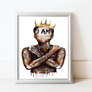 Peut inclure: Impression artistique à l'aquarelle d'un garçon noir portant une couronne dorée avec les mots "I AM" sur son visage. Les mots "Smart", "Helpful", "Unique", "Kind", "Strong" et "Enough" sont écrits sur ses bras. Les mots "Black Boy" sont écrits en bas.