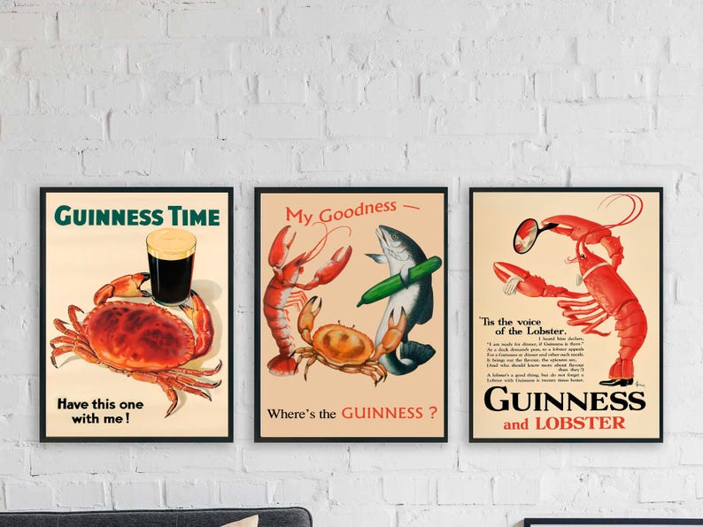 Puede incluir: Conjunto de tres carteles enmarcados de estilo vintage sobre Guinness y mariscos. Los carteles presentan un cangrejo con Guinness, una langosta con una lupa y un pez con un pepino. Incluye texto como "Guinness Time".