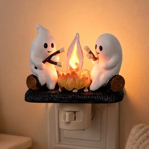 Bonita lámpara nocturna con forma de fantasma para fogata, decoración de Halloween que se enchufa para el dormitorio, la habitación infantil o el pasillo.