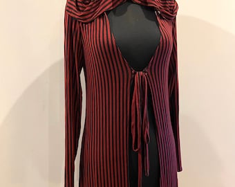 Cranberryrode en zwart gestreepte jas - Jas met capuchon - Beetle-jas - Steampunk-jas - Gestreepte jas - Winterjas met capuchon