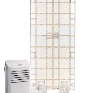 Pode incluir: Um ar condicionado portátil branco com um visor digital e ventilação, conectado a um kit de janela com duas mangueiras flexíveis. O kit de janela é uma moldura retangular com um padrão de grade.