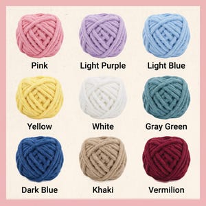 Puede incluir: Nueve ovillos de lana en varios colores, incluyendo rosa, lila claro, azul claro, amarillo, blanco, verde gris&aacute;ceo, azul oscuro, caqui y bermell&oacute;n. Cada ovillo tiene una etiqueta con su nombre de color.