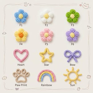 Puede incluir: Una colecci&oacute;n de apliques de ganchillo coloridos en varias formas. Los dise&ntilde;os incluyen flores, un coraz&oacute;n, una estrella, un lazo, una huella de pata, un arco&iacute;ris y un sol. Cada aplique est&aacute; etiquetado con una combinaci&oacute;n de letra y n&uacute;mero.