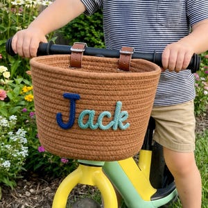 Cesta personalizada para bicicleta infantil, cesta para patinete con cuerda de algodón y correas de cuero ajustables, cesta para bicicleta con nombre personalizado, regalo de cumpleaños