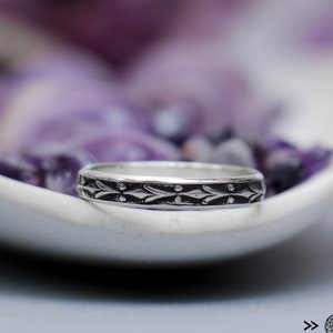 Alianza Art Déco, Alianza de Plata de Ley, Anillo Flor de Lis, Alianza Moderna para Mujer, Anillo de Lirio / Diseños Moonkist
