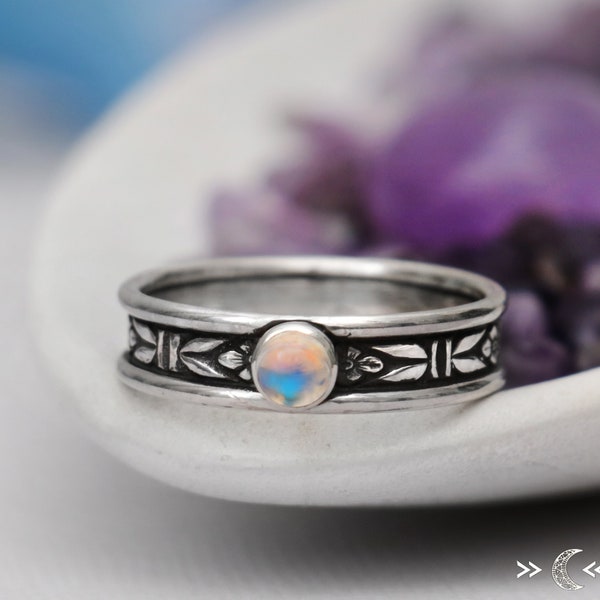 Bague de fiançailles pierre de lune non traditionnelle, bague pierre de lune arc-en-ciel en argent sterling, bagues myosotis assorties | Designs Moonkist