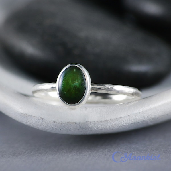 Bague de promesse en jade ovale délicat, bague en argent sterling avec jade, bague à empiler en jade naturel | Designs Moonkist