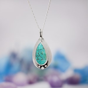 Collar de turquesa natural, collar con colgante de turquesa en plata esterlina, colgante de turquesa en forma de lágrima moderno hecho a mano / creaciones moonkist