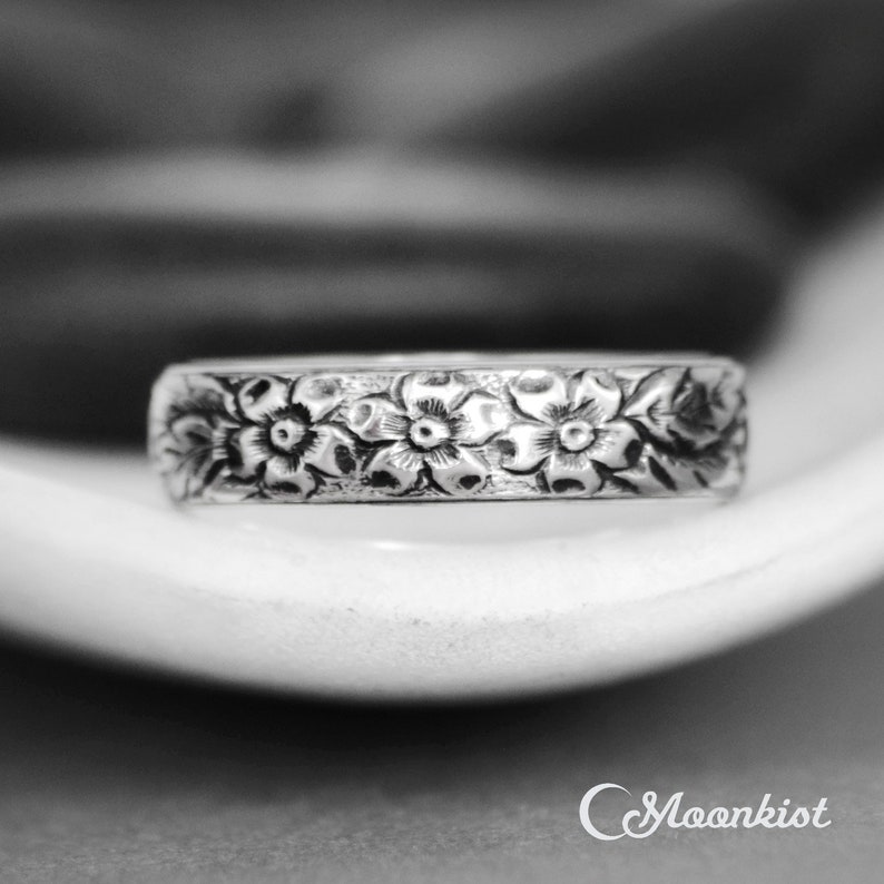 Sterling Silver Wedding Band For Women Silver Flower Ring Floral Wedding Ring Floral Band for Her Periwinkle Flower Wedding Band