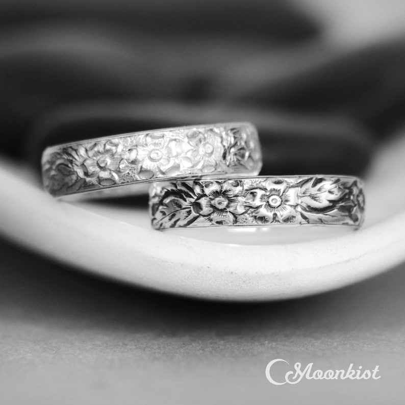 Sterling Silver Wedding Band For Women Silver Flower Ring Floral Wedding Ring Floral Band for Her Periwinkle Flower Wedding Band
