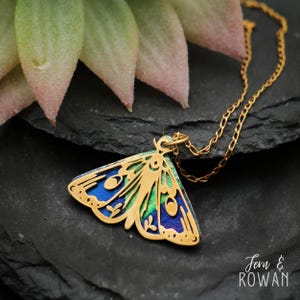 Collana colorata con falena, collana con ciondolo a forma di falena in oro, collana con farfalla notturna per lei, simbolo di cambiamento, gioielli da strega / Moonkist Designs