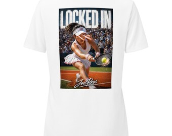 Camiseta de mujer con cuello en V de corte relajado, modelo Locked In Joes Pros Tennis Shop.