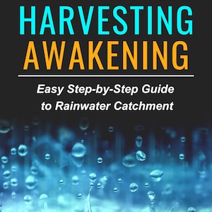 Puede incluir: Portada de libro con el título "RAINWATER HARVESTING AWAKENING" en letras turquesas y doradas. El subtítulo dice "Easy Step-by-Step Guide to Rainwater Catchment". El fondo presenta un diseño de gotas de agua azules.