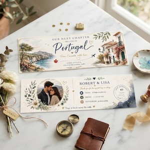 Pode incluir: Dois cartões retangulares de papelaria de casamento com ilustrações em aguarela de uma paisagem costeira e um edifício mediterrânico. O texto diz Our Next Chapter Begins In Portugal, Robert & Lisa, com contactos e uma fotografia.