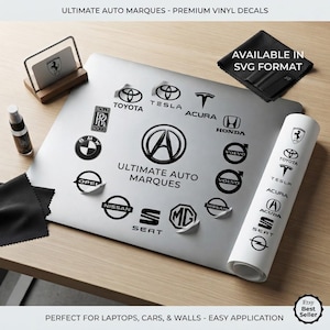Puede incluir: Una colección de pegatinas de vinilo negro con logotipos de marcas de automóviles en una hoja plateada, incluyendo Toyota, Tesla, Acura, Honda, Rolls-Royce, BMW, Volvo, Opel, Nissan, Seat y MG. El texto dice Ultimate Auto Marques.