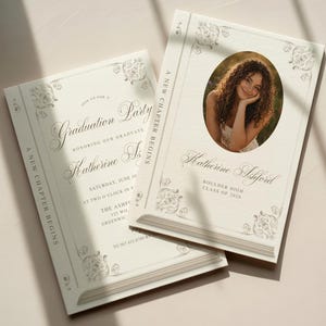 Puede incluir: Dos invitaciones de color marfil para una fiesta de graduación. Presentan bordes decorativos y el texto «Un nuevo capítulo comienza». Una invitación incluye una foto de una graduada. Las invitaciones son para Katherine Ashford, promoción 2026.
