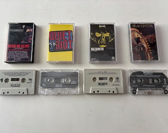 以下が含まれることがあります： 8つのヴィンテージカセットテープのコレクション。Quiet Riot、Nazareth、Slaughterなどのバンドのアルバムアートが特徴です。カセットケースは透明で、ラベルにはバンド名とアルバムタイトルが表示されています。