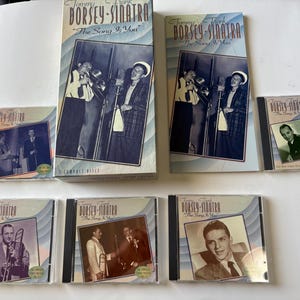 Puede incluir: Colección de CD y un box set con Tommy Dorsey y Frank Sinatra. La carátula del álbum tiene un diseño vintage con imágenes de los músicos. El texto en los CD y el box set dice "Tommy Dorsey-Sinatra The Song Is You."