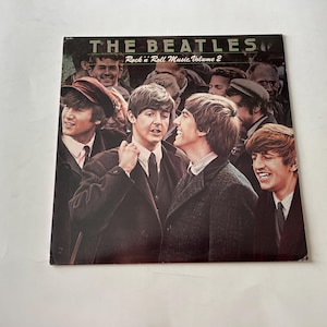Op de afbeelding: Een vintage vinyl platenhoes met een groepsfoto van The Beatles. De albumtitel is "The Beatles Rock 'n' Roll Music Volume 2".