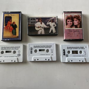 Pode incluir: Uma cole&ccedil;&atilde;o de seis fitas cassete com m&uacute;sica de The Judds. As fitas est&atilde;o em suas embalagens originais e incluem os &aacute;lbuns "Greatest Hits", "Rockin' with The Judds", "Heartland", "River of Time", "Love Can Build a Bridge" e "The Judds: Greatest Hits".