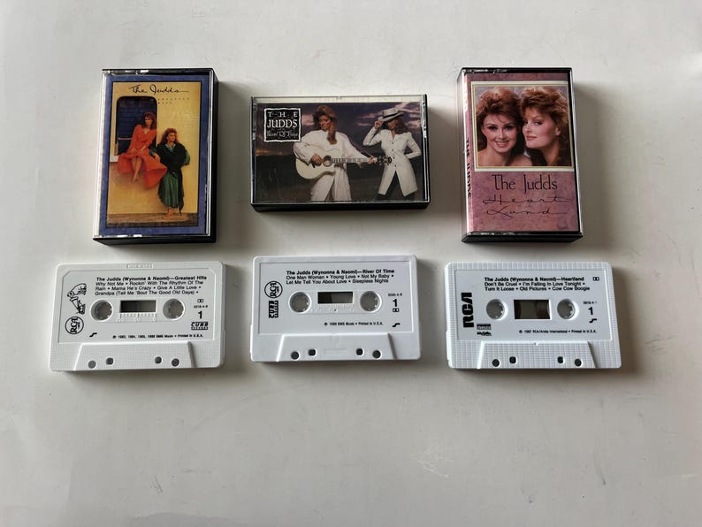 Pode incluir: Uma cole&ccedil;&atilde;o de seis fitas cassete com m&uacute;sica de The Judds. As fitas est&atilde;o em suas embalagens originais e incluem os &aacute;lbuns "Greatest Hits", "Rockin' with The Judds", "Heartland", "River of Time", "Love Can Build a Bridge" e "The Judds: Greatest Hits".