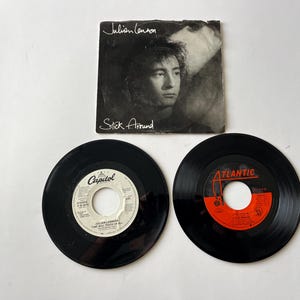 Lote de discos de 7" de 45 rpm de Julian Lennon: El tiempo nos enseñará a todos, quédense aquí