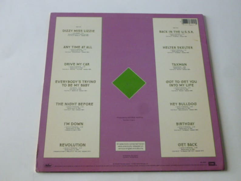 Op de afbeelding: De achterkant van een roze vinyl platenalbum met een groene diamant in het midden. Het album is getiteld "The Beatles" en bevat een lijst met nummers, waaronder "Dizzy Miss Lizzie", "Any Time At All", "Drive My Car", "Everybody's Trying To Be My Baby", "The Night Before", "I'm Down", "Revolution", "Back In The U.S.S.R.", "Helter Skelter", "Taxman", "Got To Get You Into My Life", "Hey Bulldog", "Birthday" en "Get Back".