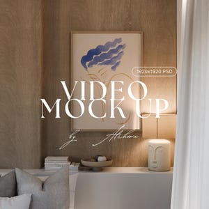 Puede incluir: Una impresión artística enmarcada con formas abstractas azules cuelga sobre una estantería blanca. El texto "VIDEO MOCK UP" se muestra de forma destacada, con "by Alchera" debajo. También se ven una lámpara decorativa y un cuenco.