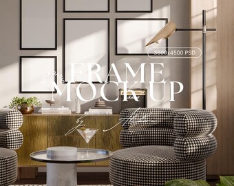 Può includere: Scena d'interni con sei stampe artistiche vuote con cornice nera su un muro. Una poltrona e un pouf con motivo a pied-de-poule sono in primo piano. Sono visibili anche un mobile dorato, un tavolo in marmo e un bicchiere da martini. Il testo "FRAME MOCKUP" è visualizzato.