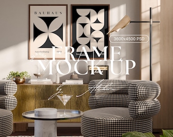 Può includere: Mockup di interior design con due stampe artistiche Bauhaus incorniciate, una poltrona pied-de-poule e un tavolino con base in marmo. Sono visibili anche un mobile dorato e una moderna lampada da terra. La scena comprende un bicchiere da martini e un tappeto a righe bianche e nere.