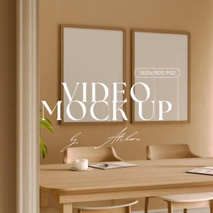 Op de afbeelding: Een mockup-scène met twee ingelijste blanco doeken boven een houten tafel. De tekst "VIDEO MOCK UP" wordt weergegeven, met "by Alchera" eronder. Een kopje en een notitieboek liggen op de tafel.
