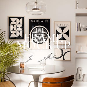 Puede incluir: Una escena interior moderna con impresiones artísticas Bauhaus enmarcadas en blanco y negro. Las impresiones se exhiben en una pared blanca, con una mesa redonda y una silla de madera en primer plano. El texto "FRAME MOCKUP" está superpuesto en la imagen.