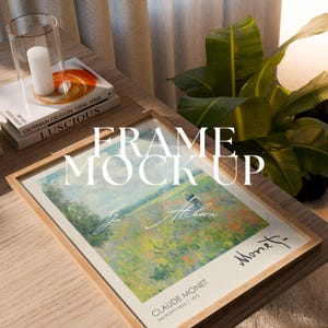 Puede incluir: Una impresión enmarcada de "The Poppy Field" de Claude Monet (1873) descansa sobre una superficie de madera. El marco es de color marrón claro. La imagen está junto a una pila de libros y un portavelas de cristal con una vela blanca. El texto "FRAME MOCK UP" está superpuesto.