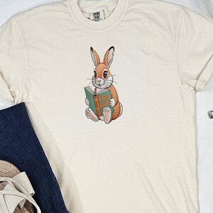 Colores confort MARFIL: Camiseta estampada Cozy Reader Rabbit