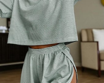 Conjunto de pijama de rayas, camiseta de manga corta y pantalones cortos elásticos
