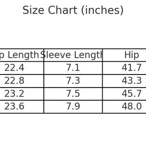 Pode incluir: Uma tabela de tamanhos em polegadas, com medidas de busto, comprimento da parte de cima, comprimento da manga, quadril, cintura e comprimento da cal&ccedil;a. Os tamanhos variam de S a XL, com as medidas correspondentes em polegadas.