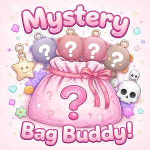 Puede incluir: Una bolsa rosa con cordón y un signo de interrogación grande, rodeada de varios dijes que incluyen una estrella sonriente, una calavera y figuras redondas con forma de oso con signos de interrogación. El texto dice Mystery Bag Buddy! en letras rosas.