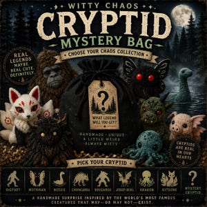 Könnte beinhalten: Ein schwarzer Kordelzug-Überraschungsbeutel mit der Aufschrift WITTY CHAOS CRYPTID MYSTERY BAG, umgeben von Plüschfiguren wie Bigfoot, Kitsune, Mothman, Nessie und anderen Wesen. Der Beutel hat ein Etikett mit einem Fragezeichen und dem Text WHAT LEGEND WILL YOU GET?